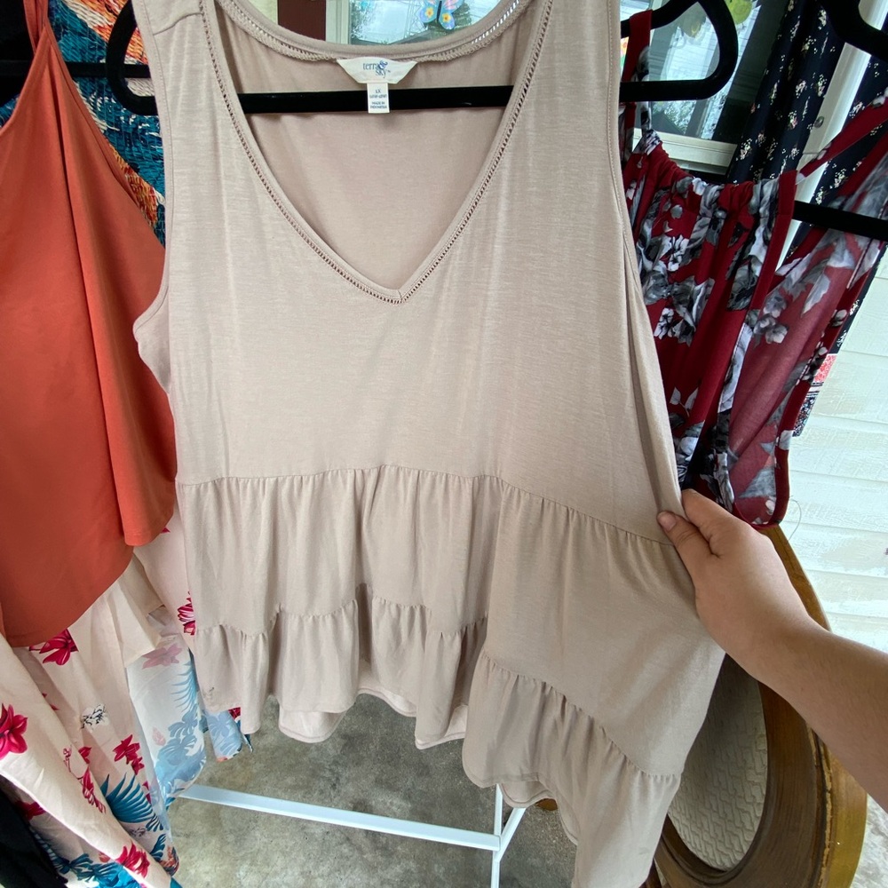Comfy USA Women's Cream Sleeveless Top